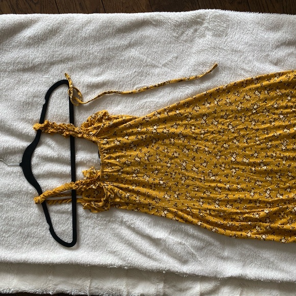 Pretty Little Thing - Yellow Floral Dress - Picture 4 of 6